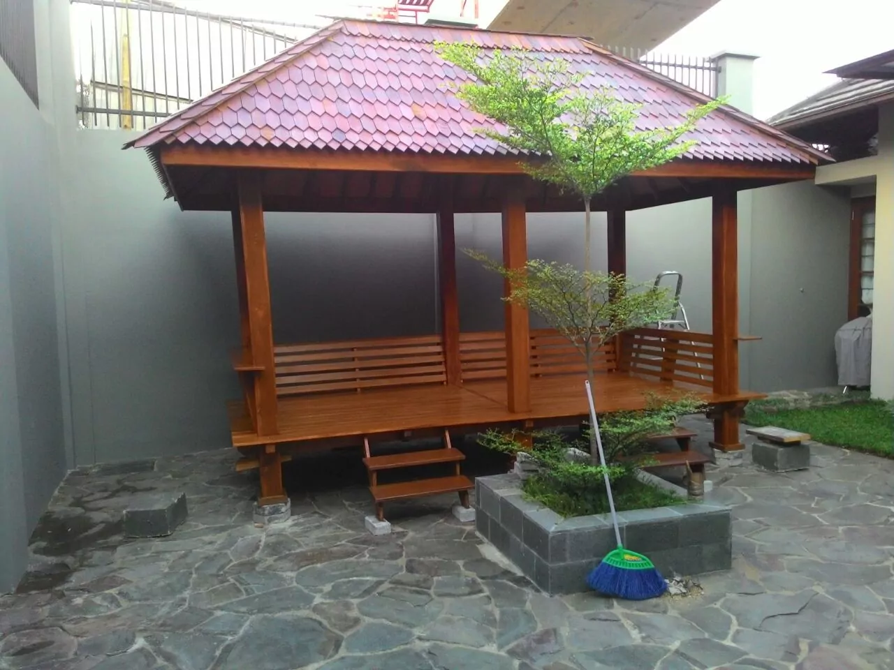 Pembuat rumah kayu di Yogyakarta